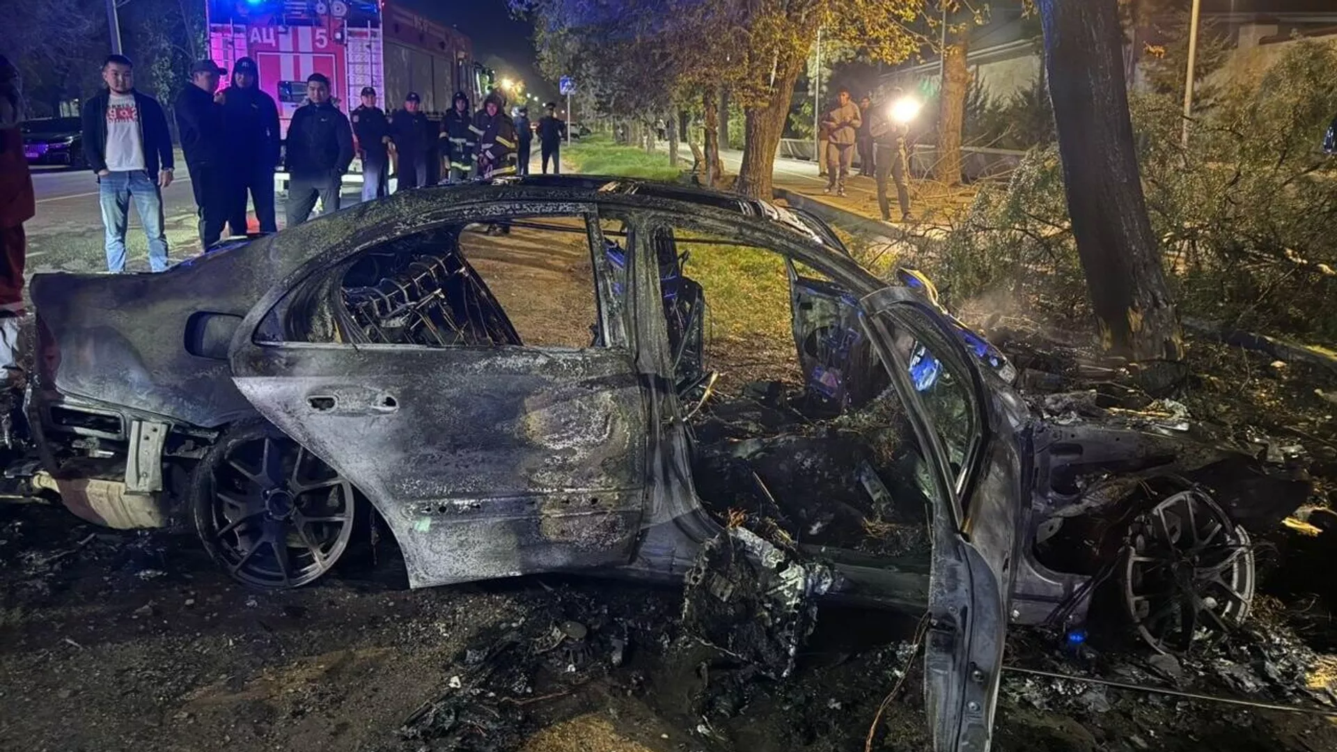 Бишкекте Mercedes даракты сүзүп, толугу менен күйүп кетти - Sputnik Кыргызстан, 1920, 27.10.2025