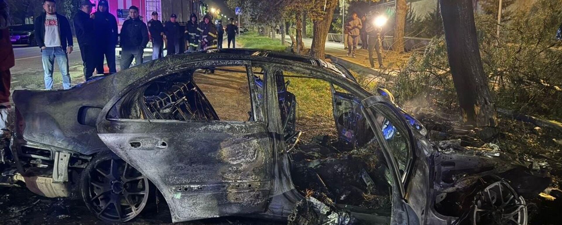 Бишкекте Mercedes даракты сүзүп, толугу менен күйүп кетти - Sputnik Кыргызстан, 1920, 27.10.2025