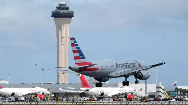 Самолет American Airlines приземляется в международном аэропорту Майами на фоне шатдауна - Sputnik Кыргызстан