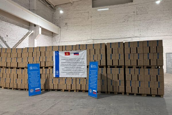 Азык-түлүктү тапшыруу салтанатына башкы консулдун милдетин аткарып жаткан Валерий Катункин жана үчүнчү катчы Анастасия Егерева катышкан - Sputnik Кыргызстан