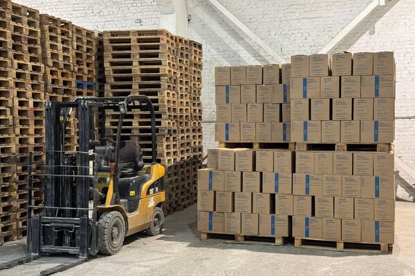 Кыргызстандын түштүк борборуна Россиядан жардам иретинде 121,4 миң тонна өсүмдүк майы келгенин РФтин Оштогу Башкы консулдугу билдирди - Sputnik Кыргызстан