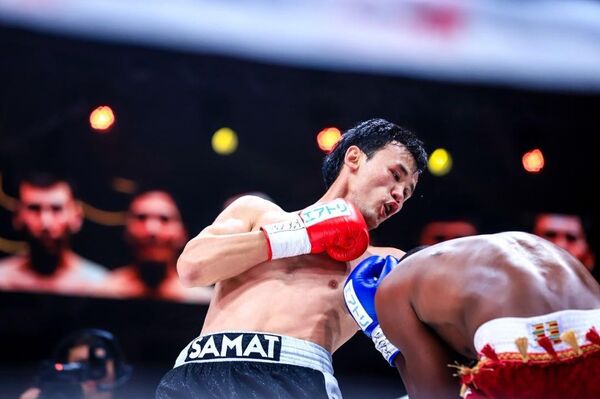 Башкы кармашта Самат Кыргыз Абдрахманов зимбабвелик спортчу Брендон Денес менен рингге чыкты Башкы кармашта Самат Кыргыз Абдрахманов зимбабвелик спортчу Брендон Денес менен рингге чыкты - Sputnik Кыргызстан