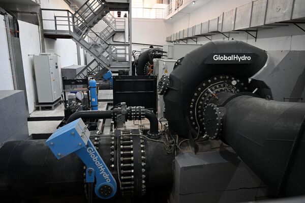 Она оснащена двумя гидроагрегатами мощностью 18 мегаватт - Sputnik Кыргызстан