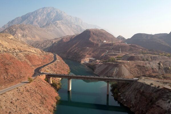 Среднегодовая выработка электроэнергии составляет 104 миллиона киловатт-часов, что позволит снизить дефицит электроэнергии в стране примерно на 2,5 процента и повысить надежность энергоснабжения Кара-Куля и каскада Токтогульских ГЭС - Sputnik Кыргызстан