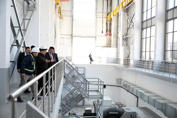 Гидроэлектростанция построена в устье реки Кара-Суу, впадающей в реку Нарын, на территории города Кара-Куля - Sputnik Кыргызстан