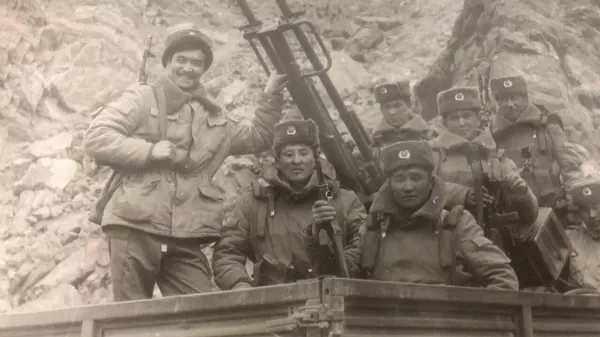 Офицер военной разведки Айбек Мамытов с бойцами миротворческого батальона. Таджико-афганская граница. ГБАО РТ, 1996 год - Sputnik Кыргызстан