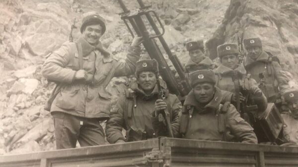 Офицер военной разведки Айбек Мамытов с бойцами миротворческого батальона. Таджико-афганская граница. ГБАО РТ, 1996 год - Sputnik Кыргызстан