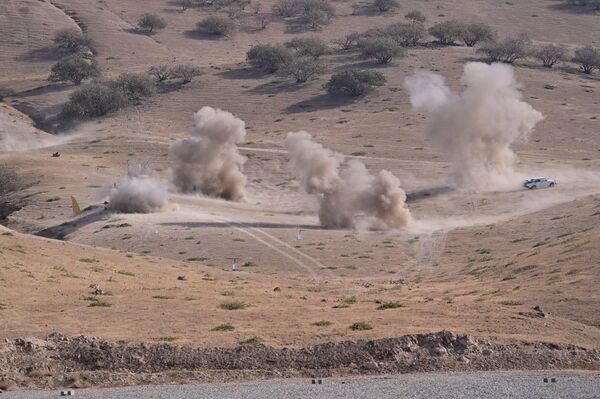 Он ознакомился с условиями, созданными для повышения боевой готовности подразделения специального назначения, осмотрел здание учебно-тренировочного центра - Sputnik Кыргызстан
