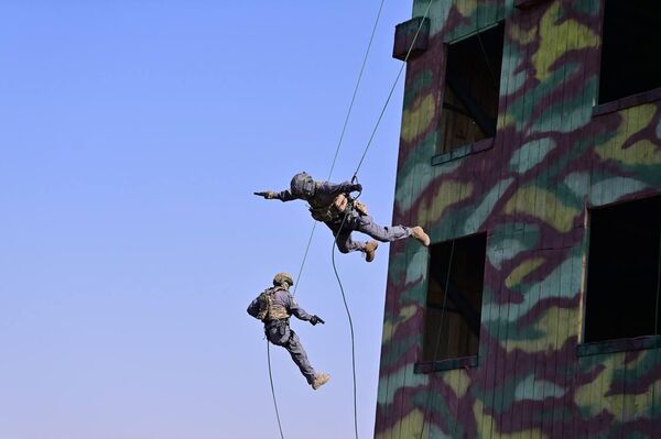 Президент также присутствовал на тактических учениях, в ходе которых бойцы &quot;Альфы&quot; продемонстрировали навыки нейтрализации условных террористов и освобождения заложников - Sputnik Кыргызстан