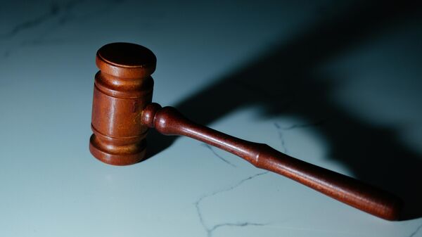 Судейский молоток на столе. Иллюстративное фото - Sputnik Кыргызстан