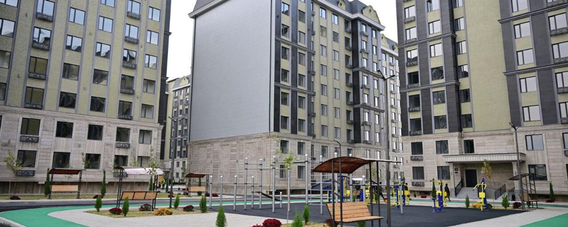 Жапаров Сузакта Асман-Резиденс-4 комплексиндеги үйлөрдү ээлерине тапшырды - Sputnik Кыргызстан, 1920, 28.10.2025