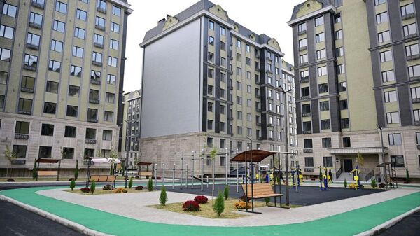 Жапаров Сузакта Асман-Резиденс-4 комплексиндеги үйлөрдү ээлерине тапшырды - Sputnik Кыргызстан