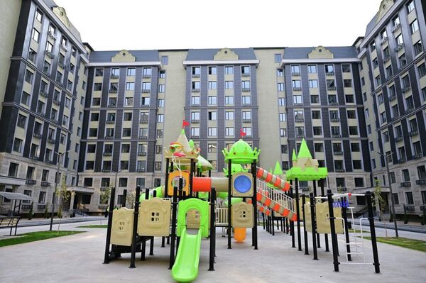 Президент Садыр Жапаров вручил 153 жителям села Ленин Сузакского района Джалал-Абадской области ключи от квартир в жилом комплексе &quot;Асман-Резиденс 4&quot; - Sputnik Кыргызстан