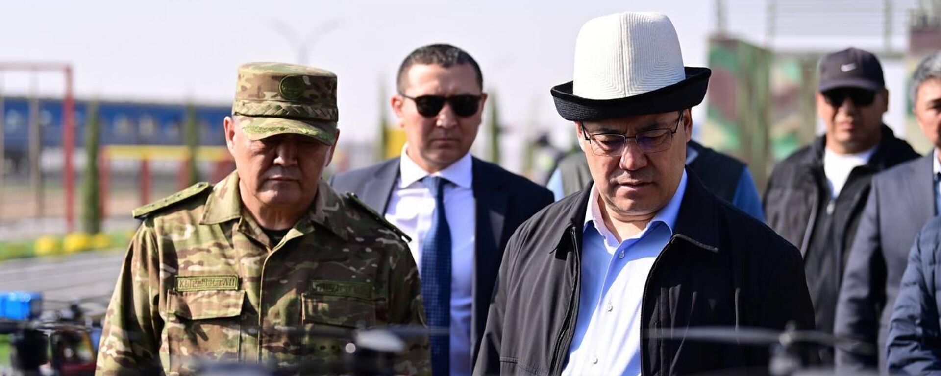 Боевые дроны показал Садыру Жапарову глава ГКНБ - Sputnik Кыргызстан, 1920, 28.10.2025