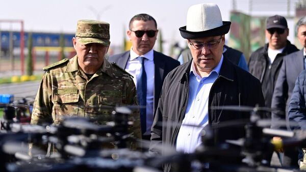 Боевые дроны показал Садыру Жапарову глава ГКНБ - Sputnik Кыргызстан