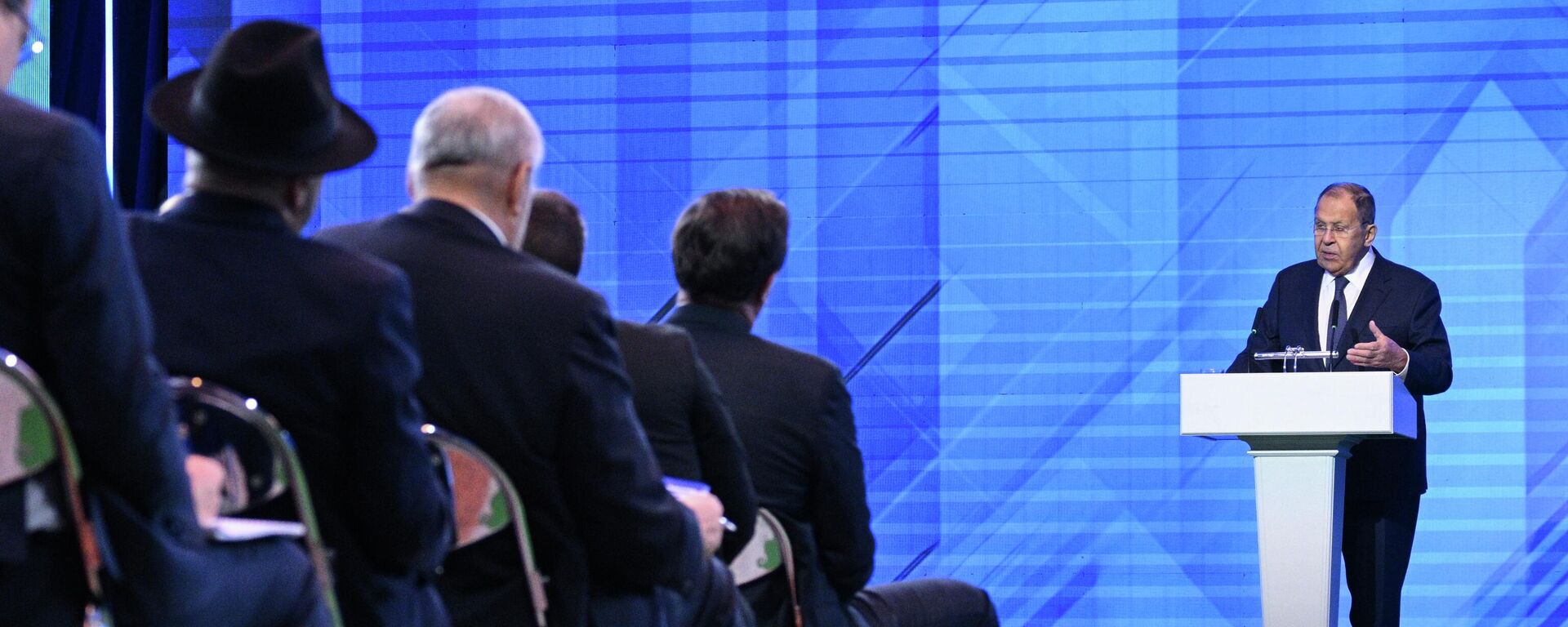 РФ ТИМ башчысы Сергей Лавров Минскидеги эл аралык конференцияда сүйлөп жаткан учурда - Sputnik Кыргызстан, 1920, 28.10.2025