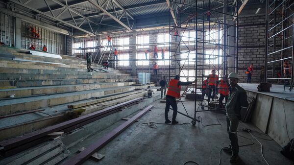 Рабочие во время строительства школы. Архивное фото - Sputnik Кыргызстан