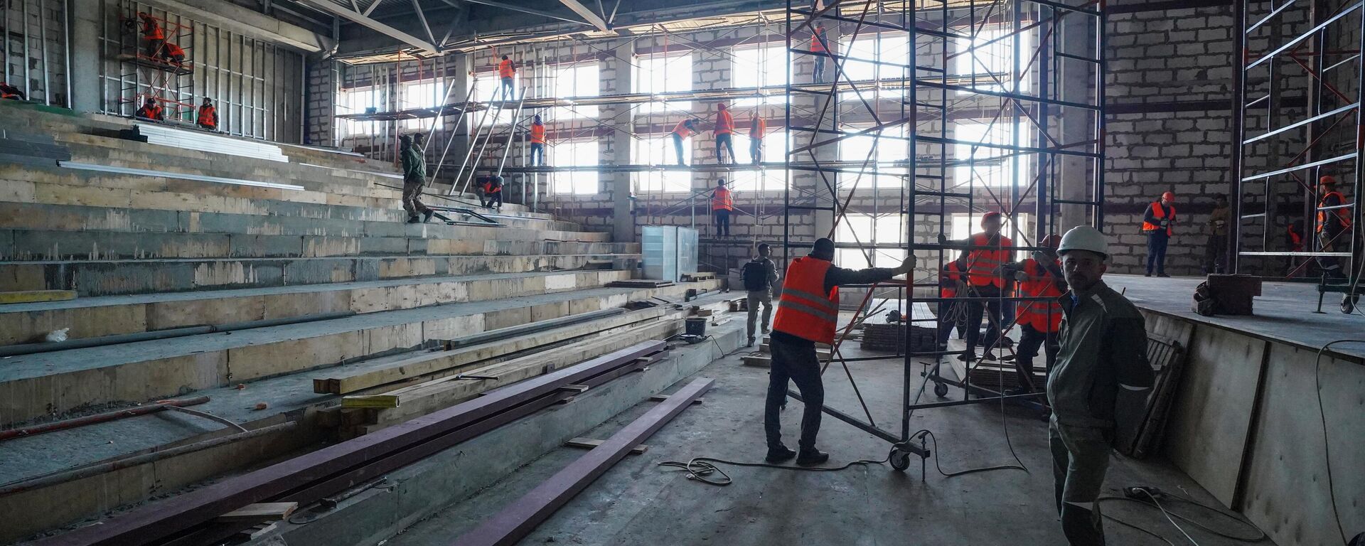 Рабочие во время строительства школы. Архивное фото - Sputnik Кыргызстан, 1920, 28.10.2025