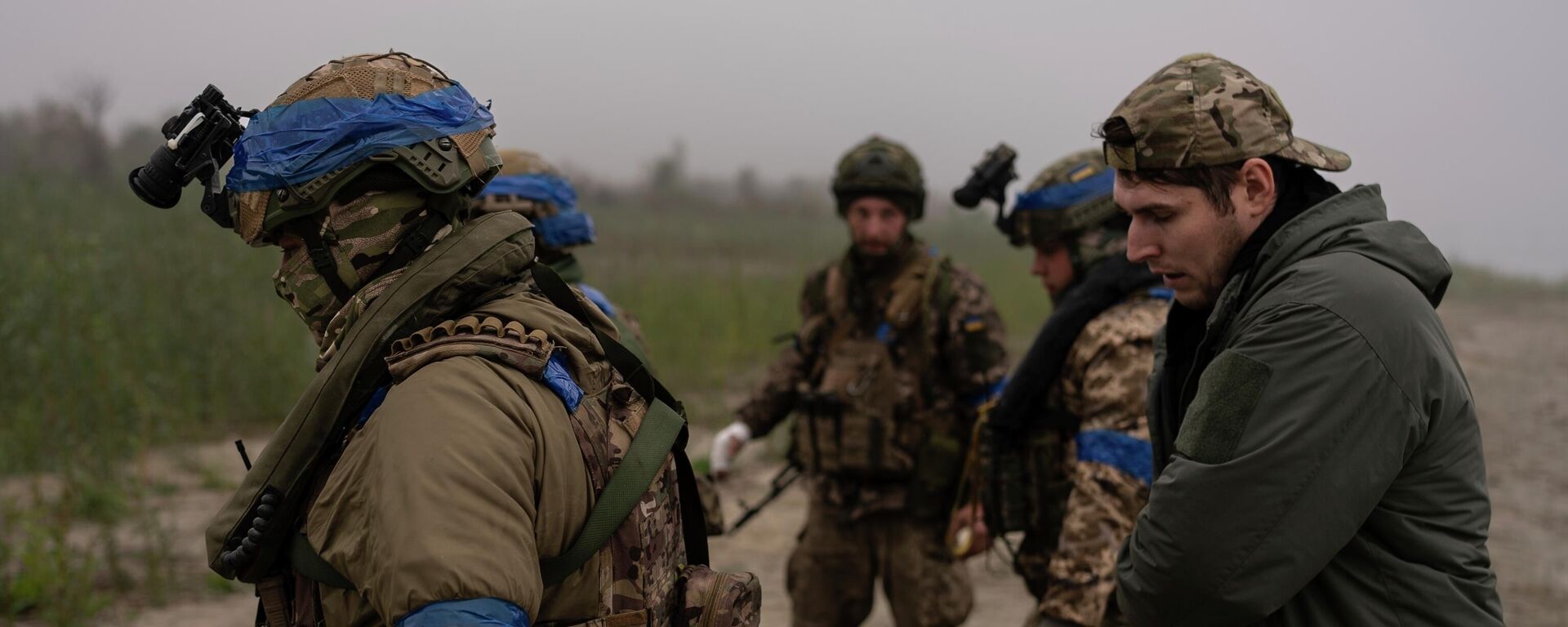 Украинские военнослужащие эвакуируют раненого солдата в зоне спецоперации. Архивное фото - Sputnik Кыргызстан, 1920, 29.10.2025