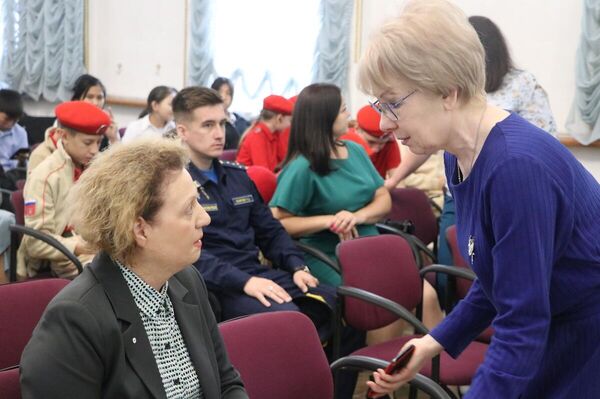 &quot;Мы хотим, чтобы дети через рисунки, фотографии и эссе не просто вспоминали историю, а прочувствовали, что такое подвиг, милосердие, материнская любовь&quot;, — сказала Евгения Строкова - Sputnik Кыргызстан