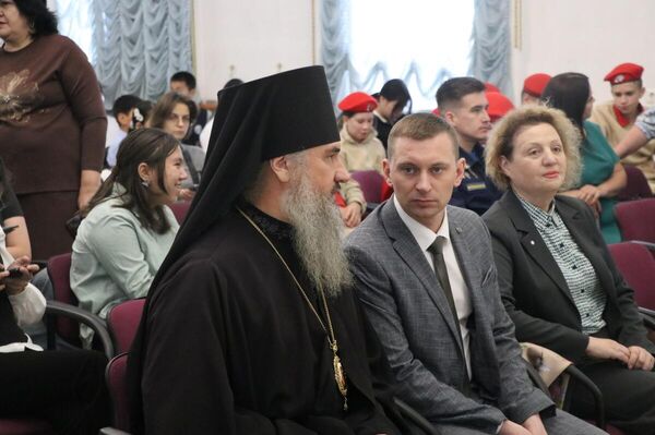 Епископ Бишкекский и Кыргызстанский Савватий во время концерта  - Sputnik Кыргызстан