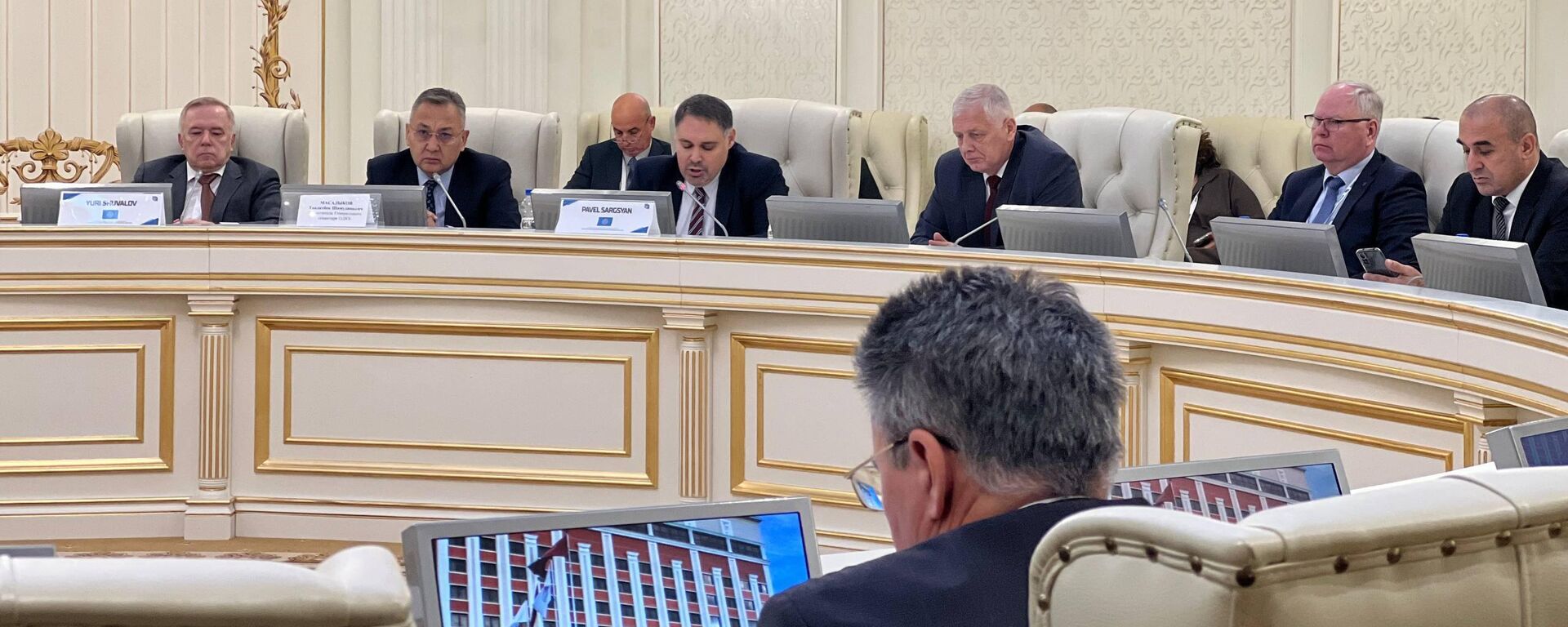 Заместитель генсека ОДКБ, спецпредставитель генсека по вопросам миротворчества Таалатбек Масадыков  (слева первый) - Sputnik Кыргызстан, 1920, 29.10.2025