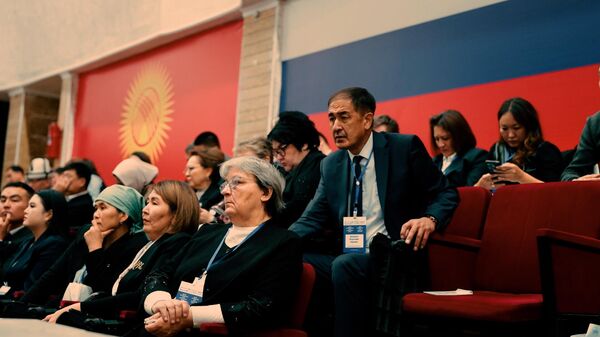 Бишкекте мектеп директорлорунун III форуму кандай өтүп жатат. Видео - Sputnik Кыргызстан