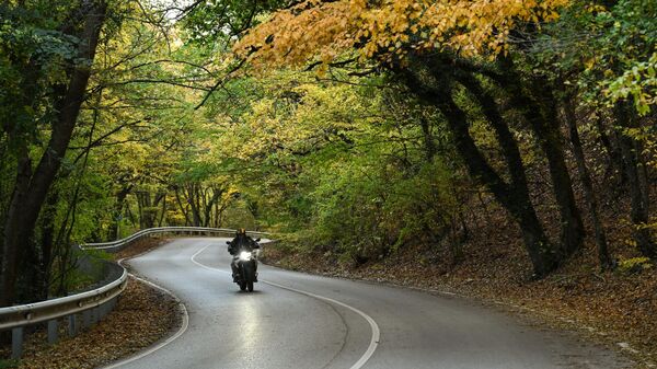 Мотоциклчи тоо жолу менен бара жатат - Sputnik Кыргызстан