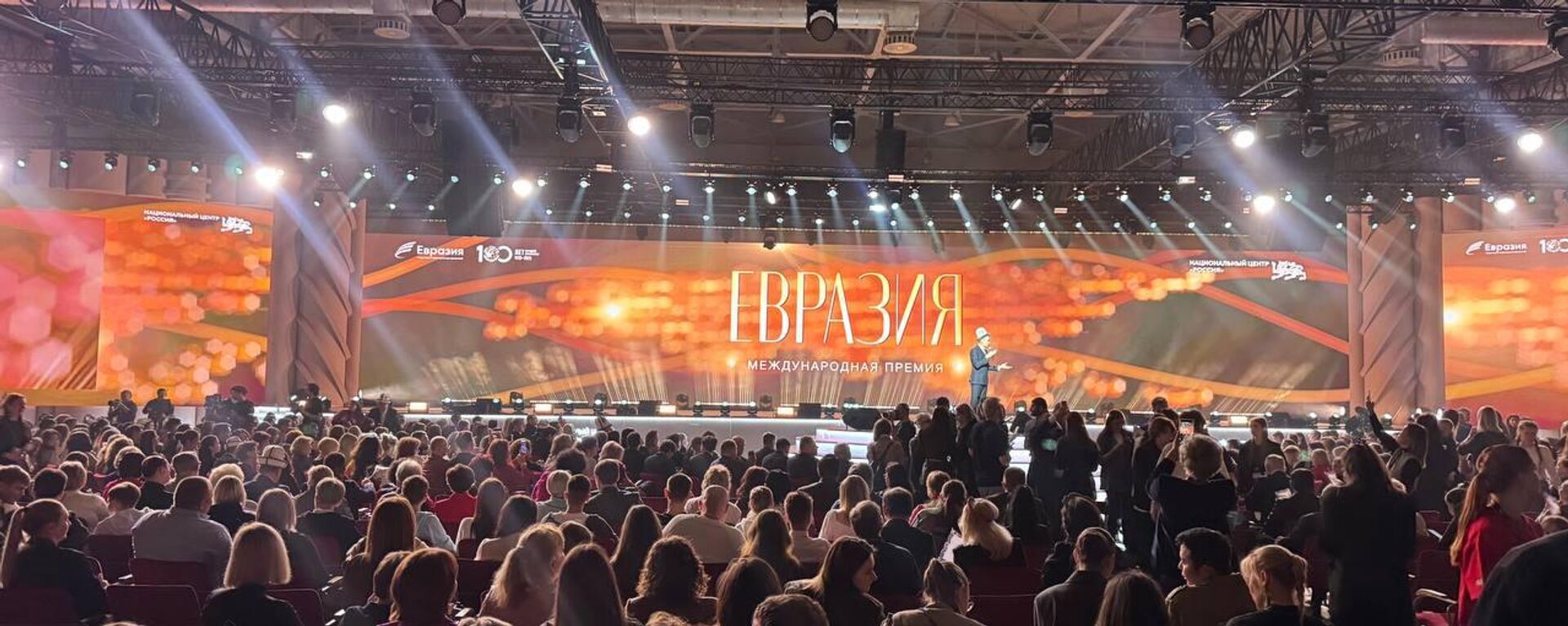 Евразия эл аралык сыйлыгынын лауреаттарын сыйлоо аземи. Видео - Sputnik Кыргызстан, 1920, 29.10.2025