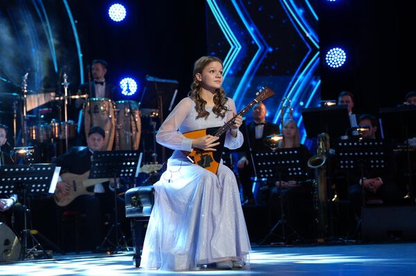 Концерт прошел в сопровождении прославленного оркестра &quot;Фонограф-Симфо Джаз&quot; под руководством народного артиста России Сергея Жилина - Sputnik Кыргызстан