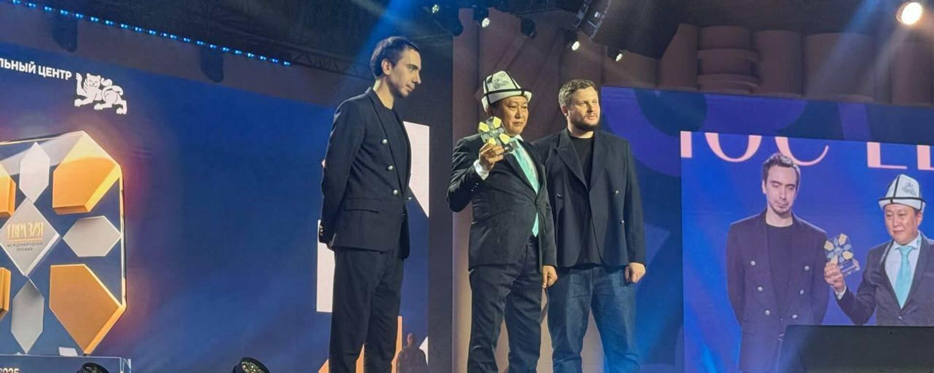 Евразия үнү номинациясы боюнча 1-орунду журналист, Добрый журналист видеоблогунун автору Таалайбек Ороскулов (ортодо) жеңип алды  - Sputnik Кыргызстан, 1920, 29.10.2025