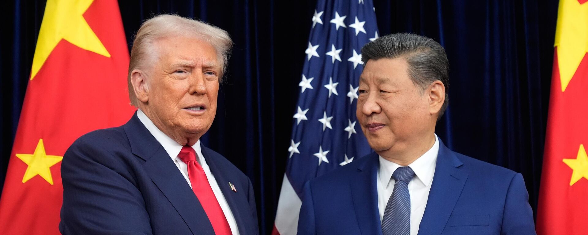 Кытайдын төрагасы Си Цзиньпин менен АКШ президенти Дональд Трамптын жолугушуусу Түштүк Кореянын Пусан шаарында - Sputnik Кыргызстан, 1920, 30.10.2025