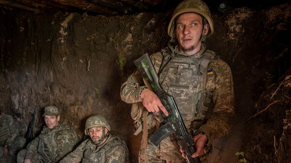 Украинские солдаты в зоне спецоперации. Архивное фото - Sputnik Кыргызстан