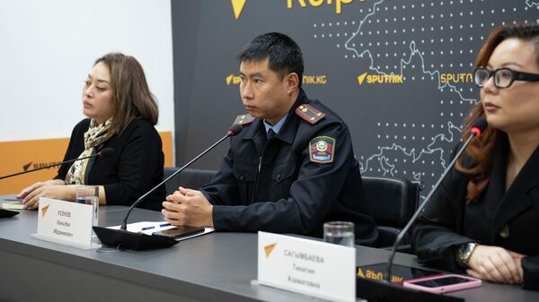 Баңгизаттарды мыйзамсыз айлантууга каршы күрөшүү кызматынын профилактика бөлүмүнүн башчысы Каныбек Үсөнов (ортодо) - Sputnik Кыргызстан