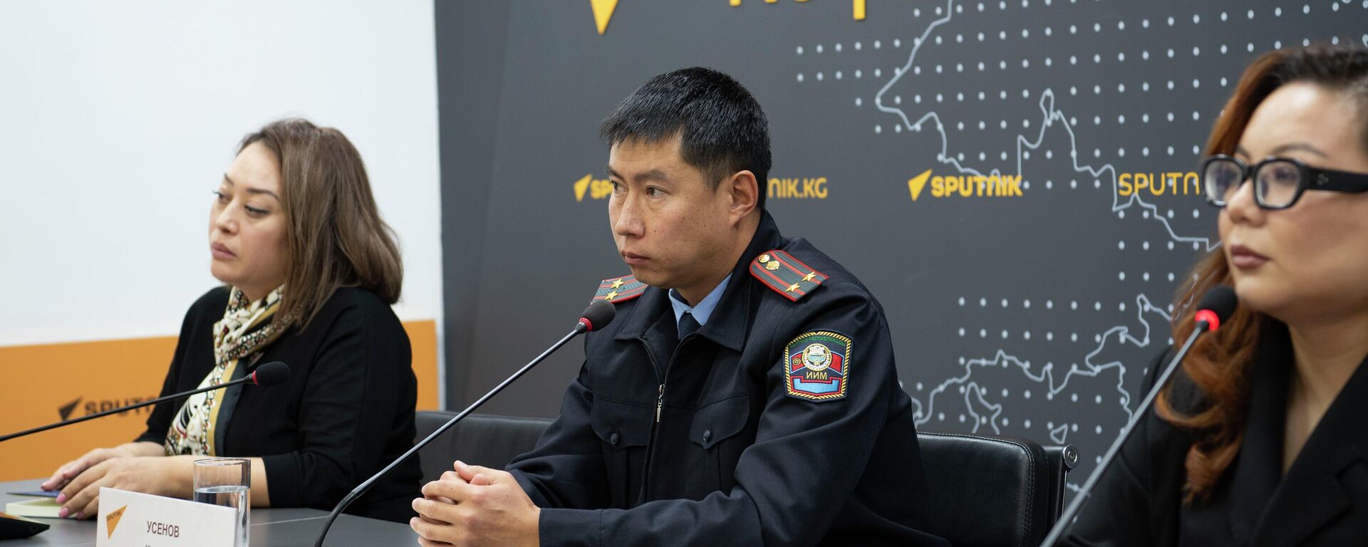 Начальник отдела профилактики СБНОН МВД Каныбек Усенов (в центре) - Sputnik Кыргызстан, 1920, 30.10.2025