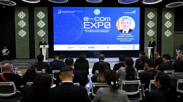 Глава кабинета министров Адылбек Касымалиев на Международном форуме по электронной коммерции E-commerce EXPO Central Asia 2025.  - Sputnik Кыргызстан