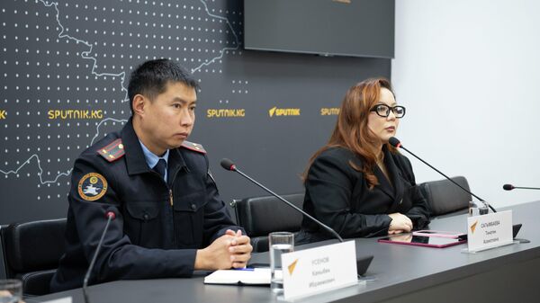 Заведующая отделением медико-психологической помощи несовершеннолетним РЦНиП Тинатин Сагымбаева (справа) - Sputnik Кыргызстан