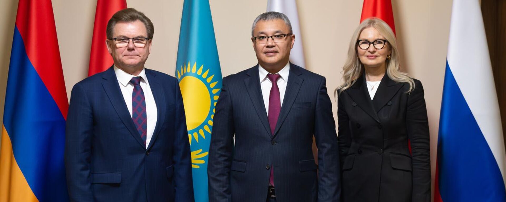 ЕЭКтин интеграция жана макроэкономика боюнча министри Данияр Иманалиев КМШнын Статистика комитетинин төрагасы Константин Лайкам менен жолугушканы - Sputnik Кыргызстан, 1920, 30.10.2025