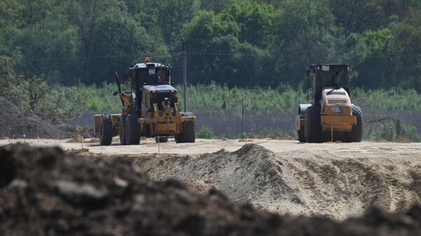 Спецтехника во время строительства дороги. Архивное фото - Sputnik Кыргызстан