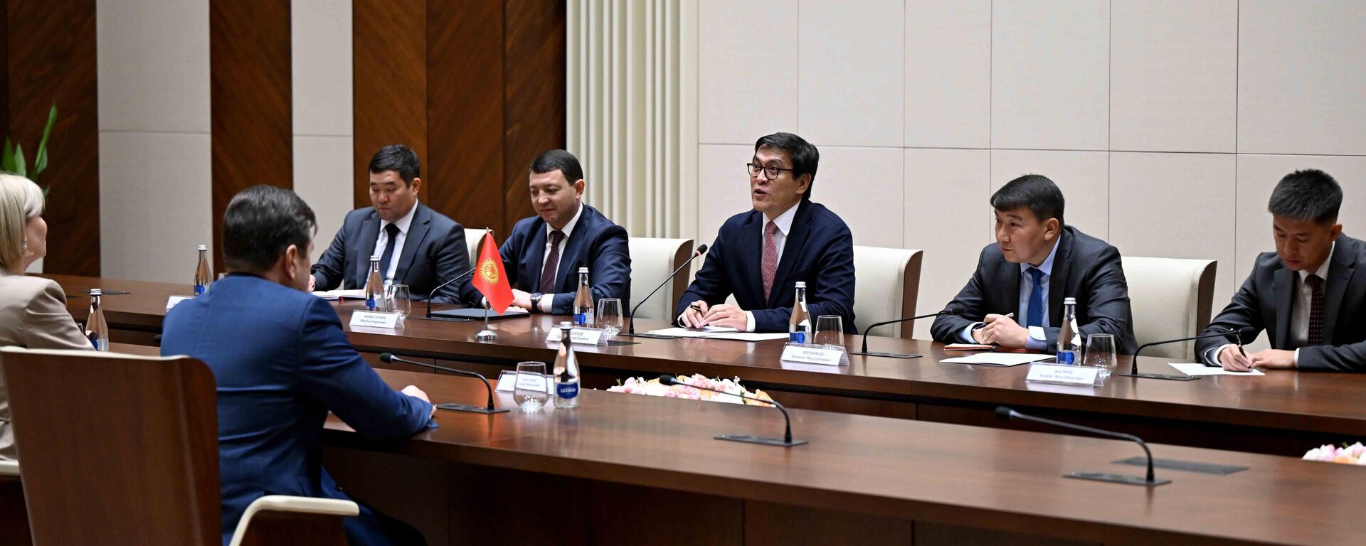 Встреча зампредседателя кабинета министров с министром культуры РФ - Sputnik Кыргызстан, 1920, 30.10.2025