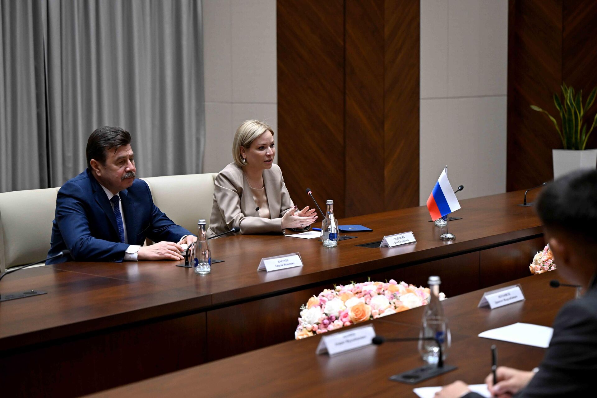 Встреча зампредседателя кабинета министров с министром культуры РФ - Sputnik Кыргызстан, 1920, 30.10.2025