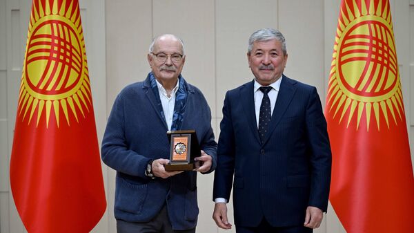 Вручение ордена Достук кинорежиссеру Никите Михалкову - Sputnik Кыргызстан