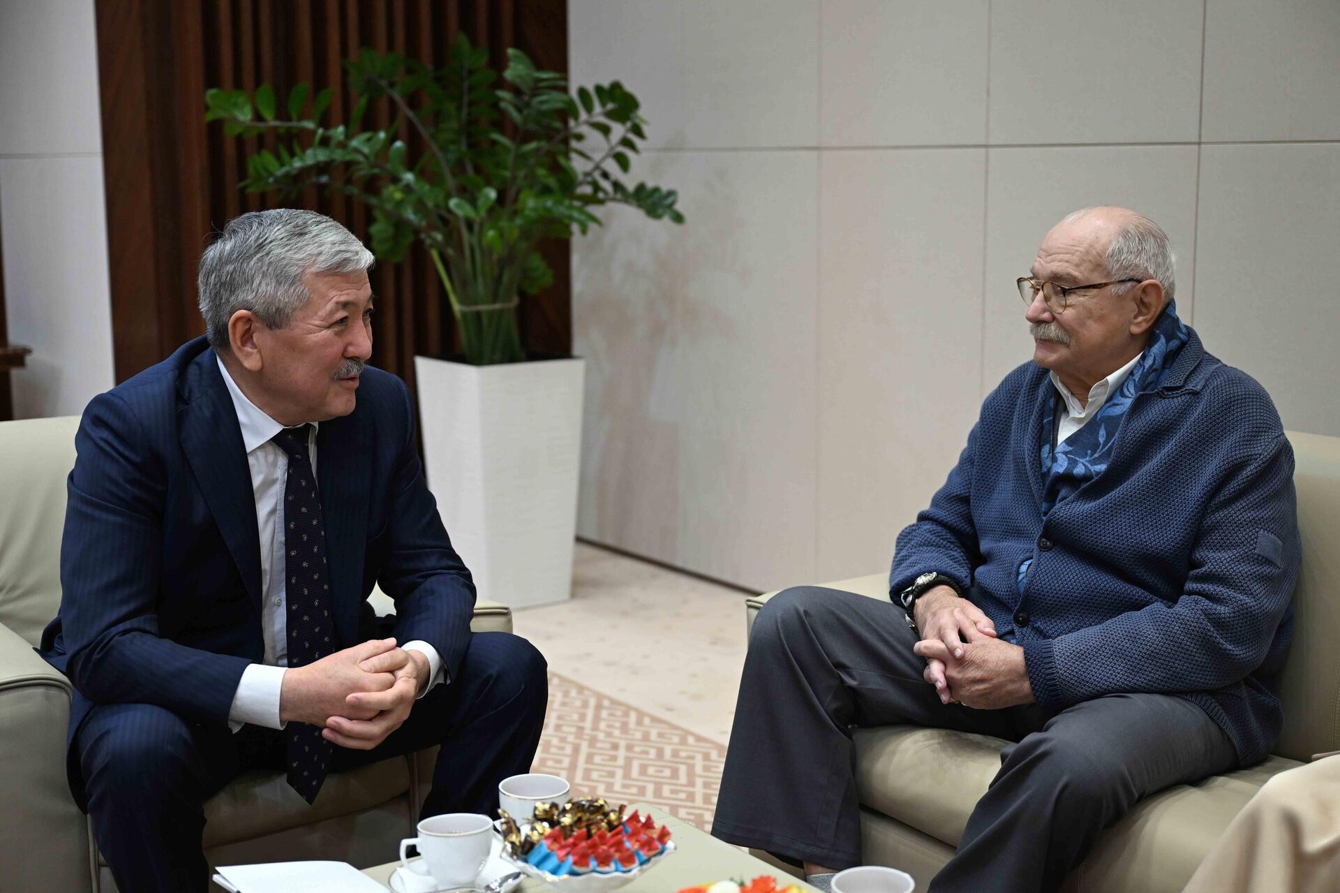 Вручение ордена Достук кинорежиссеру Никите Михалкову - Sputnik Кыргызстан, 1920, 30.10.2025