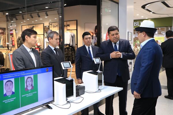 Президент Садыр Жапаров сегодня ознакомился с процессом тестового дистанционного голосования, которое проводит ЦИК в рамках подготовки к внеочередным выборам депутатов Жогорку Кенеша - Sputnik Кыргызстан