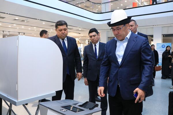 Председатель ЦИК Тынчтык Шайназаров показал главе государства принцип работы избирательного оборудования и особенности дистанционного голосования - Sputnik Кыргызстан