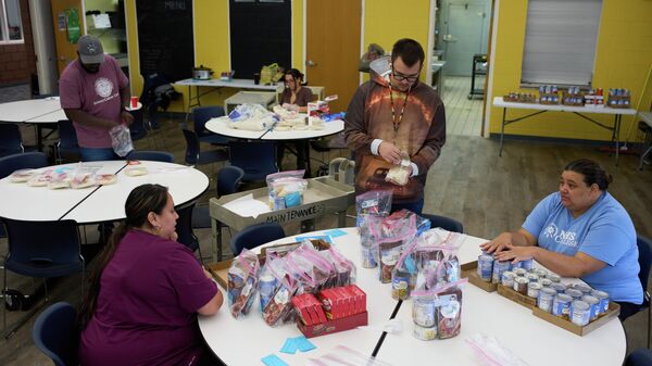 Преподаватели колледжа готовят упакованные обеды для продовольственного банка в Северной Дакоте - Sputnik Кыргызстан