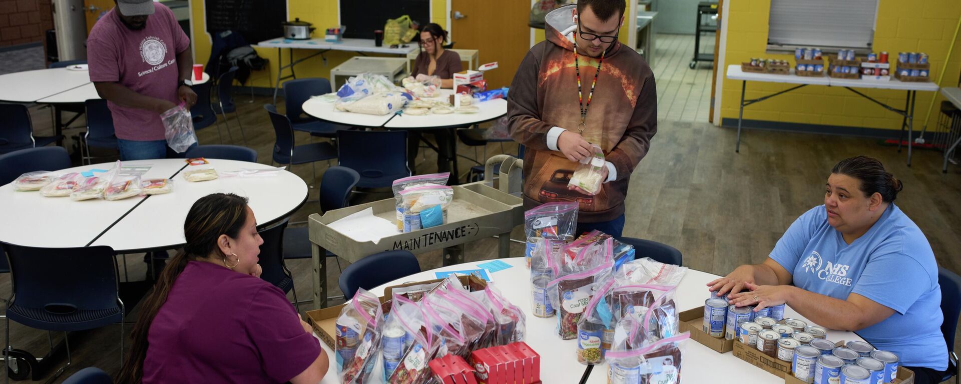 Түндүк Дакотадагы колледж мугалимдери азык-түлүк банкы үчүн тамак-аш даярдап жатышат. - Sputnik Кыргызстан, 1920, 31.10.2025