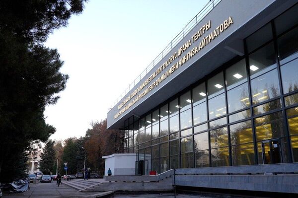 Режиссер поблагодарил руководство республики за оказанное доверие и врученный ему орден &quot;Достук&quot; (&quot;Дружбы&quot;), отметив, что особенно рад представить свою работу именно в Бишкеке — городе с глубокими культурными традициями и теплой публикой - Sputnik Кыргызстан