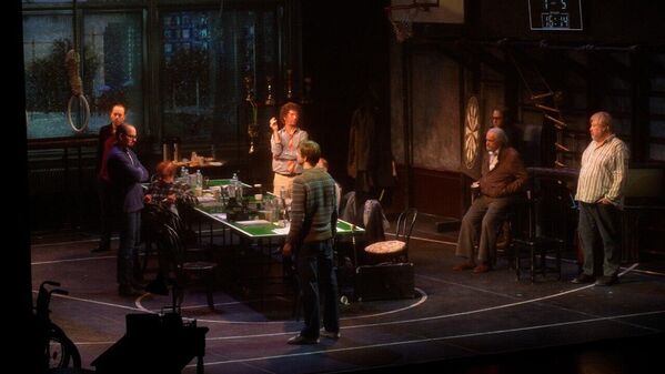 &quot;12&quot; — это история о 12 присяжных, которые должны решить, виновен ли 18‑летний чеченский юноша в убийстве приемного отца‑офицера. История держала внимание зрителей на протяжении 3,5 часа и вызвала бурные обсуждения в фойе театра. - Sputnik Кыргызстан