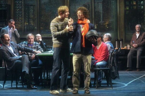 В Бишкеке с аншлагом прошла премьера легендарного спектакля-размышления &quot;12&quot; по одноименному фильму Никиты Михалкова - Sputnik Кыргызстан